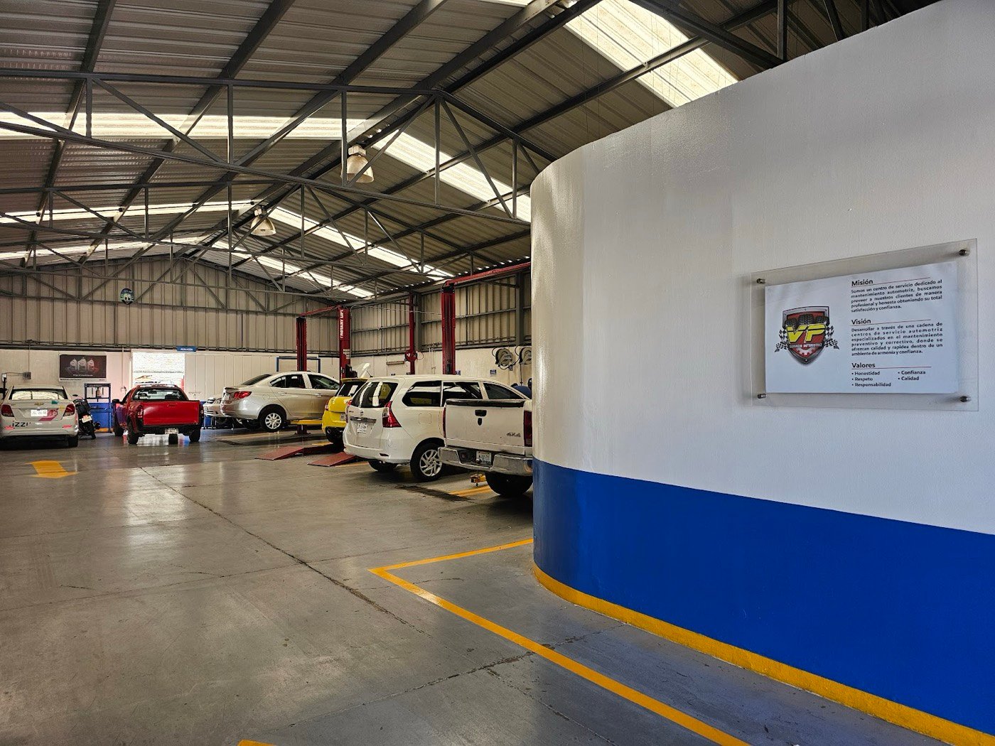 Nave del taller con autos en servicio